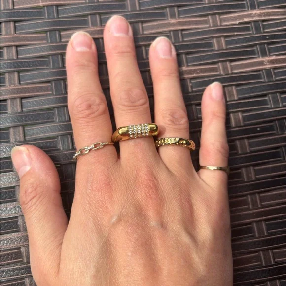 Elegant Gold Chunky Ring with Crystal Accents Size 8 - Picture 3 of 7